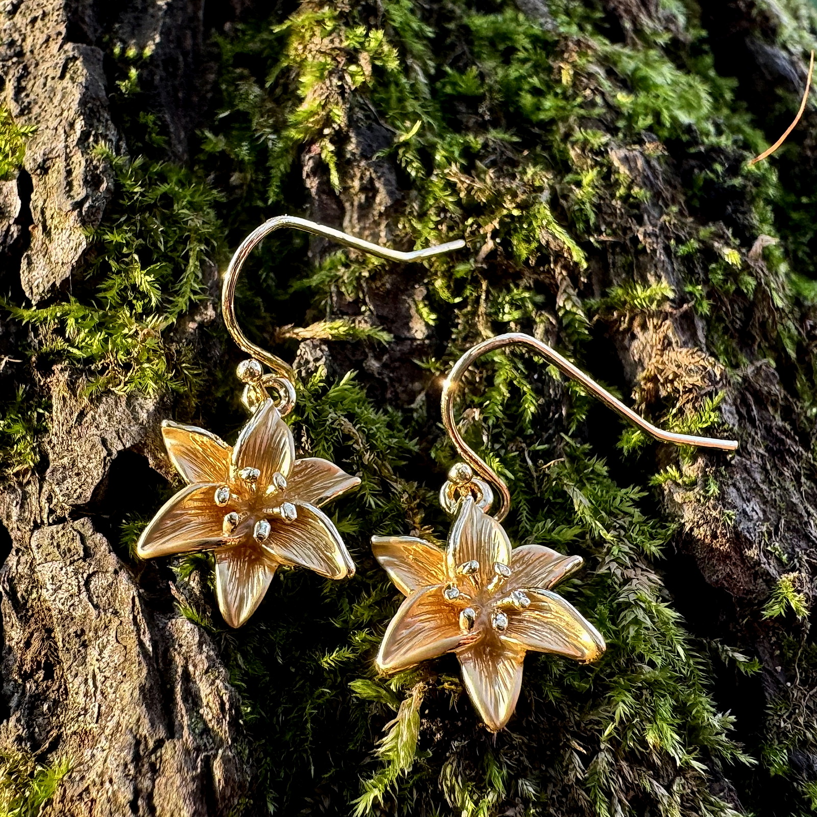 lily-gold-flower-drop-earrings-ath1026