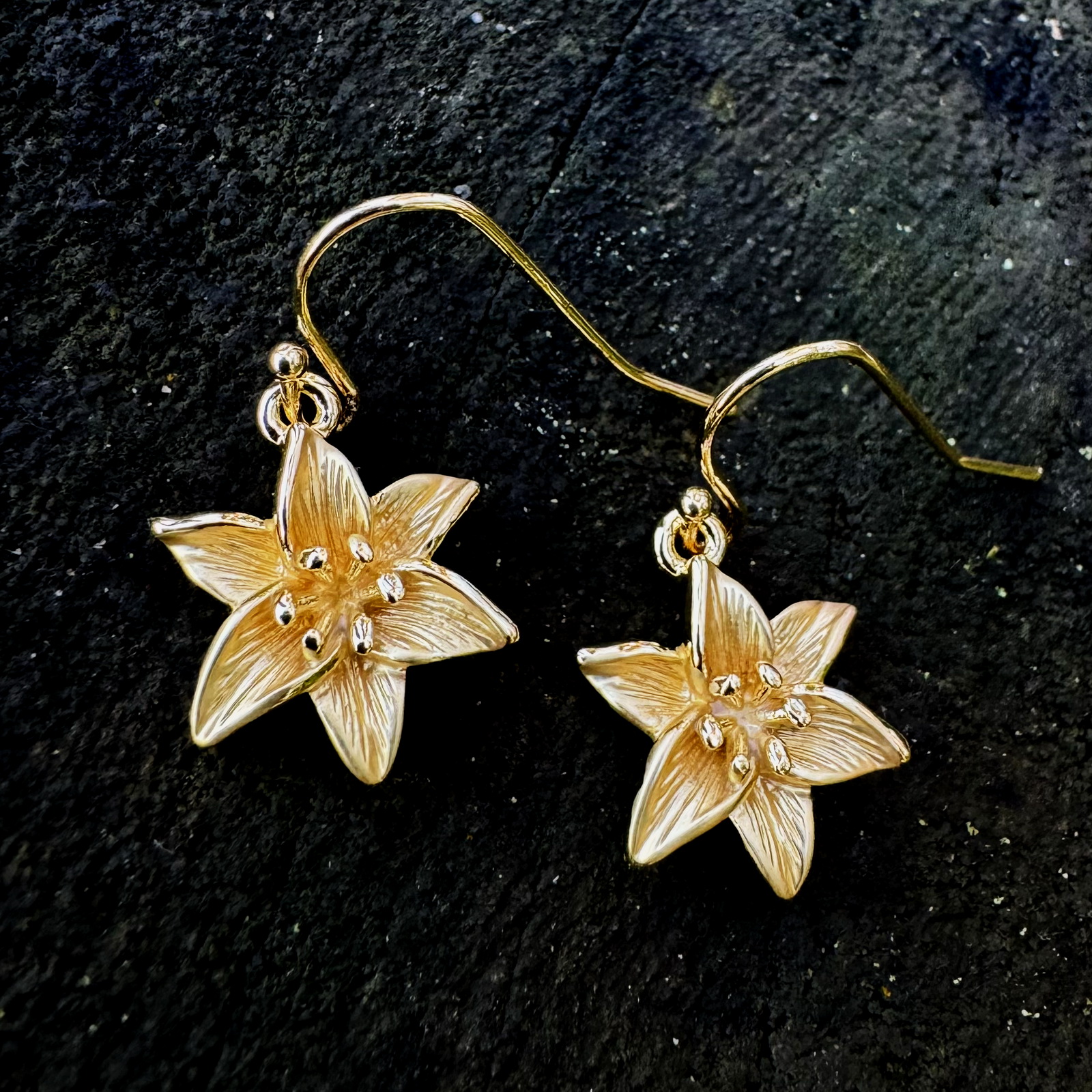lily-gold-flower-drop-earrings-ath1026